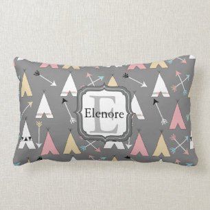 Pastellfärgade Teepees och pilMonogram Lumbarkudde