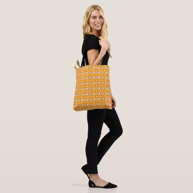 Pastellgeometriskt pixelmönster på levande orange tygkasse (På modell)