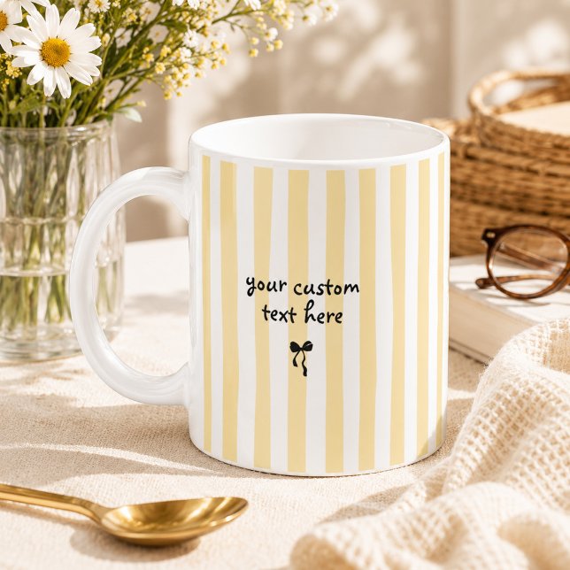 Pastellgula ränder Anpassad text slinga Kaffemugg (Pastel yellow and white striped personalized coffee mug with custom text and bow.)