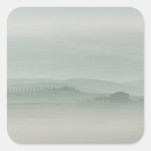 Pastellmorgon i Foggy Tuscany Fyrkantigt Klistermärke
