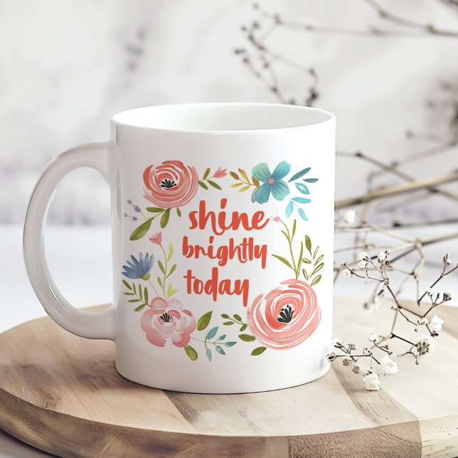 Pastellns Rosa Blommigt "Shine Brighly Today" Kaffemugg ("Shine Brightly Today" Pastel Pink Floral Coffee Mug on a boho kitchen table with white dry flowers)