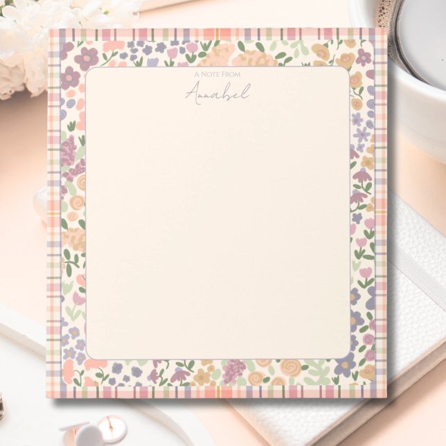 Pastellrandigt blommigt anteckningsblock med perso (Plaid Floral Personalized Notepad)