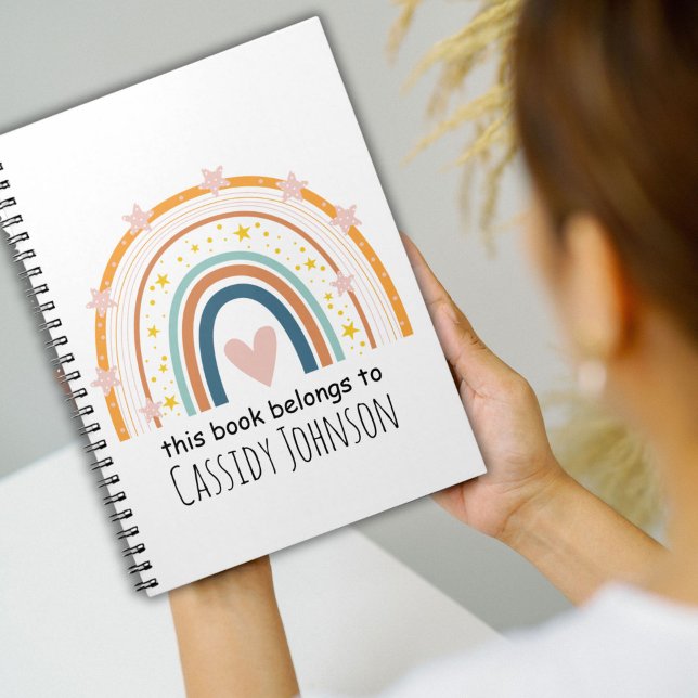 Pastellregnbåge den här boken tillhör barn anteckn anteckningsbok (Skapare uppladdad)