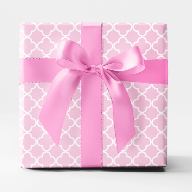 Pastellrosa och vit gitter-quatrefoil presentpapper (Pastel Pink and White Lattice Quatrefoil Wrapping Paper)