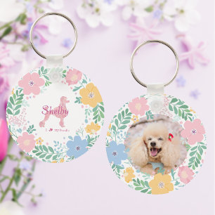 Pastellrosa silhuett av pudel med blomsterkrans nyckelring