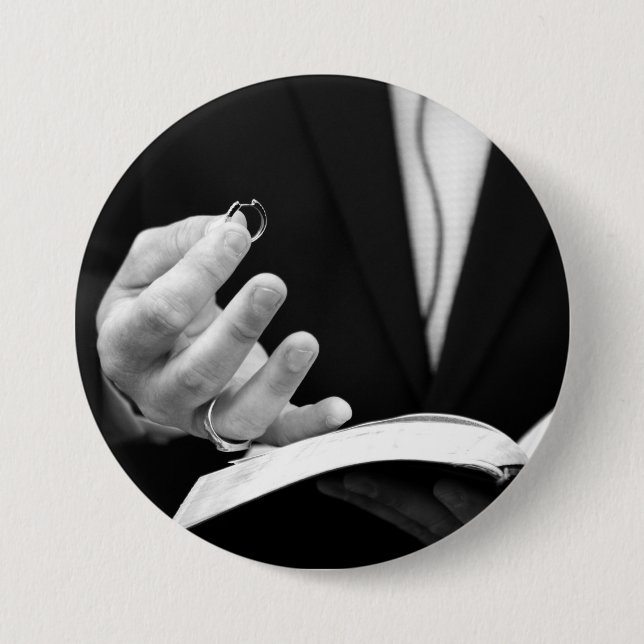 Pastor Holding Ring Knapp (Framsida)