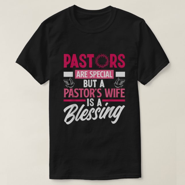 Pastorer är Speciella, men en pastorfrun är en gåt T Shirt (Design framsida)