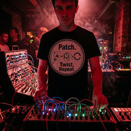 Patch Twist Repeat. – Modular-Synthesizer T Shirt