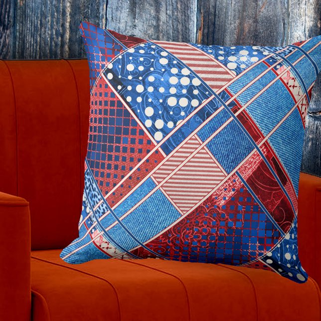 Patchwork Quilt Blue Jeans Mönster Pillow Kudde (Contemporary pillow featuring a modern abstract design with blue jeans and artistic red and white)