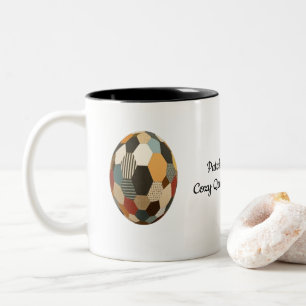 Patchwork Sphere: Mysigt Quilted Soccer Ball Två-Tonad Mugg