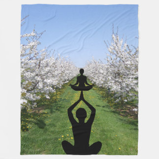 Path of Blossoms: Meditative Spring Journey Fleecefilt