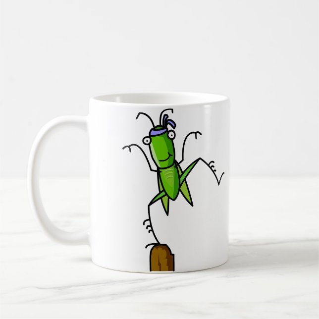 Patiensgräshoppan balanserar muggen kaffemugg (Vänster)
