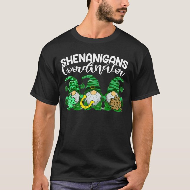 Patrick Gnomes Shenanigans Coordinator Patricks Da T Shirt (Framsida)