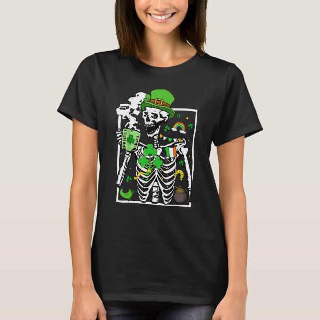Patrick's Day Skeleton Shamrock Skull Drinking Cof T Shirt (Framsida)