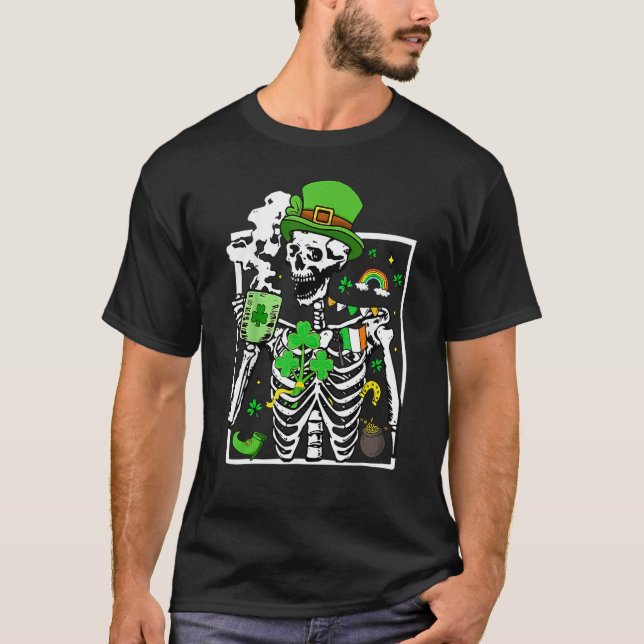 Patrick's Day Skeleton Shamrock Skull Drinking Cof T Shirt (Framsida)