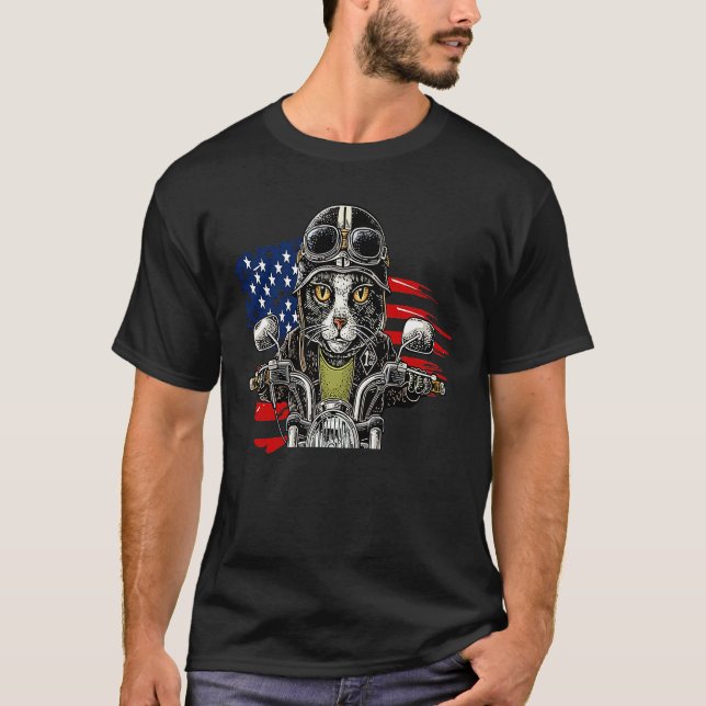Patriot Fluffy Black Cat on Motorcycle with Flag o T Shirt (Framsida)