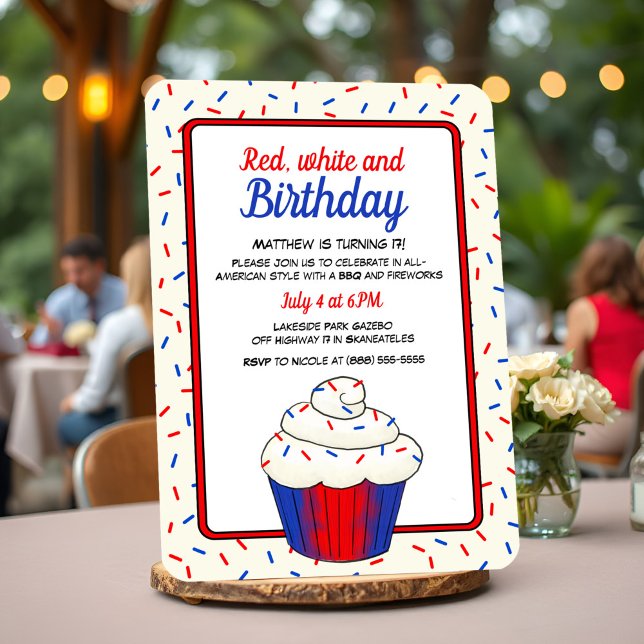 Patriotic 4:e juli Roligt Vanilla Cupkaka Birthday Inbjudningar (4th of July birthday invitation w/ a cupcake topped with vanilla frosting and red & blue sprinkles)