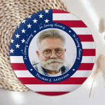 Patriotic American Anpassningsbar 2 Photo Memorial Knapp<br><div class="desc">Ät din älskade med en patriotisk anpassningsbar-fotominnesknapp. Denna unika militära minnesstund är den perfekt som ni, familjen eller vänner får för att betala hyllningen till en militär veteran, militär soldat, armé, marinsoldater eller fallna soldater. Denna patriotiska minnesprydnad har en modern röd vit och blå amerikansk Flagga, stjärnor och remsor. Citat...</div>