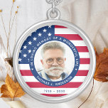 Patriotic American Flagga Anpassningsbar Photo Mem Silverpläterat Halsband<br><div class="desc">Ät din kära med en patriotisk anpassningsbar fotomembrace. Detta unika militära minnesmärke är den perfekt som ni, familjen eller vänner får för att betala hyllningen till en militär veteran, militär soldat, armé, marinsoldater eller fallna soldater. Detta patriotiska minnesband har en modern röd vit och blå amerikansk Flagga, stjärnor och remsor....</div>