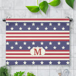 Patriotic American Flagga Stars och stripes Monogr Kökshandduk<br><div class="desc">Fira den fjärde juli,  minnesdagen,  arbetsdagen och alla patriotiska tillfälle med denna monokamerade stjärnorna och rand kökshandduk inspirerad av den amerikanska flagga. Utformningen omfattar omväxlande stjärnor och stripe mönster i röda,  benvita och blå nyanser. Använda mallen för att enkelt lägga till den ursprungliga mallen.</div>