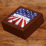 Patriotic American Flagga Wood Keepsaké Minnesask<br><div class="desc">Patriotisk,  röd,  vit,  blå,  amerikansk flagga,  engrammad,  smyckeskrin av trä och kakelkeepsaké. Anpassa med ditt namn eller något meddelande du vill ha! Ser du inte vad du vill? Skicka mig ett meddelande om en anpassningsbar.</div>