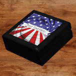 Patriotic American Flagga Wood Keepsaké Minnesask<br><div class="desc">Patriotisk,  röd,  vit,  blå,  amerikansk flagga,  engrammad,  smyckeskrin av trä och kakelkeepsaké. Anpassa med ditt namn eller något meddelande du vill ha! Ser du inte vad du vill? Skicka mig ett meddelande om en anpassningsbar.</div>