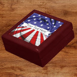 Patriotic American Flagga Wood Keepsaké Minnesask<br><div class="desc">Patriotisk,  röd,  vit,  blå,  amerikansk flagga,  engrammad,  smyckeskrin av trä och kakelkeepsaké. Anpassa med ditt namn eller något meddelande du vill ha! Ser du inte vad du vill? Skicka mig ett meddelande om en anpassningsbar.</div>