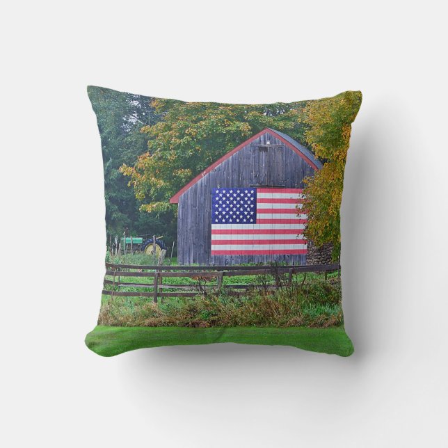 Patriotic Barn Pillow Kudde (Framsida)