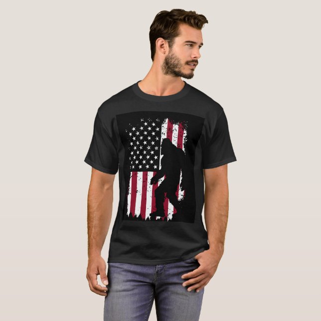 Patriotic Bigfoot American Flag T Shirt (Hel framsida)