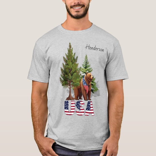 Patriotic Brown Bear i Gräs Träd Amerikanska Flagg T Shirt (Framsida)