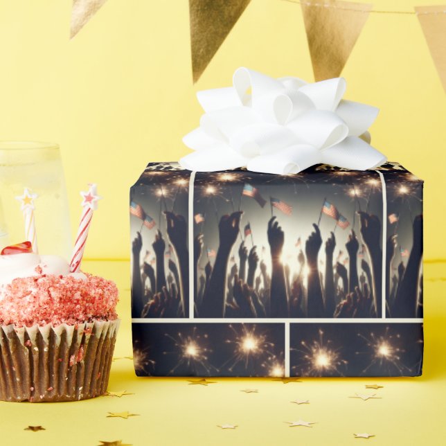 Patriotic Crowd Holding American Flaggor Presentpapper (Födelsedagsfest)