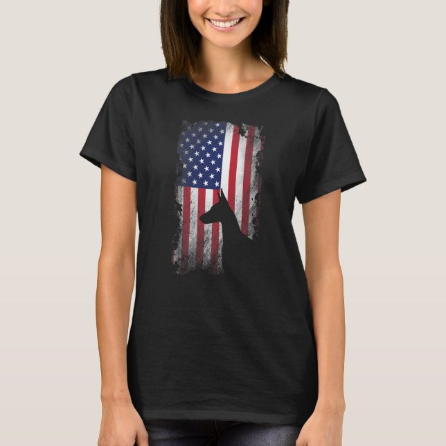Patriotic Doberman Pinscher American Flagga Hund T Shirt (Framsida)
