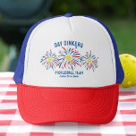 Patriotic Fireworks, 4:e Klubben Pickleball Keps<br><div class="desc">Toppen,  roligt och festhatt med pickleball "Fireworks" och 3 linjer anpassningsbar text. Perfekt som matchande turneringsteam hats eller för din 4:e juli eller pickleball party. Underbar för en minnesdag eller Veterans dag-turnering - perfekten för att visa ditt amerikanska pride.</div>