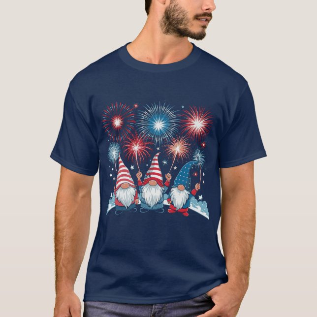 Patriotic Fireworks Cute Gnome Älskare 4:e juli T Shirt (Framsida)