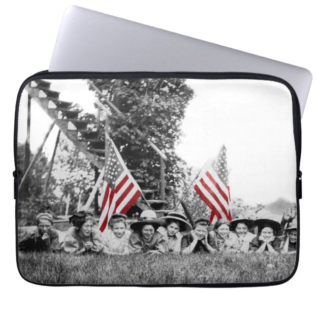 Patriotic Group Women American Flagga Circa 1910 Laptop Sleeve (Framsidan)