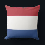 Patriotic Netherlands flagga Utomhuskudde<br><div class="desc">Patriotic Netherlands flagga Nederländernas flagga beskrivs officiellt som ljust vermion, silver och koboltblått. Nederländska republikens förste rättare var Orangens William I, som gått med med nederländska nationalister och ledde kampen för självständighet från Spanien. Av respekt för honom var den första flagga som antogs av nederländarna en vågrät tricolor av orange,...</div>