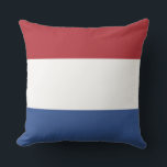 Patriotic Netherlands flagga Utomhuskudde<br><div class="desc">Patriotic Netherlands flagga Nederländernas flagga beskrivs officiellt som ljust vermion, silver och koboltblått. Nederländska republikens förste rättare var Orangens William I, som gått med med nederländska nationalister och ledde kampen för självständighet från Spanien. Av respekt för honom var den första flagga som antogs av nederländarna en vågrät tricolor av orange,...</div>