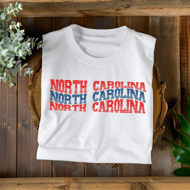 Patriotic North Carolina Red & Blue Boho T-Shirt (Skapare uppladdad)