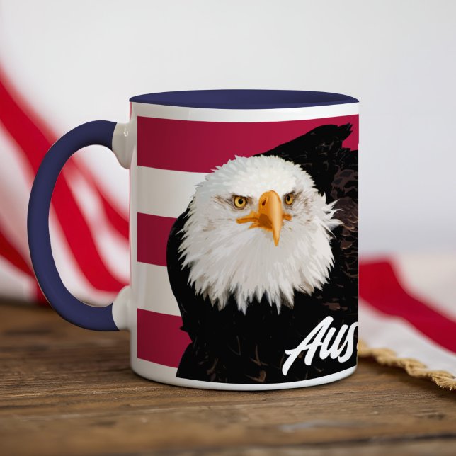 Patriotic Örn Bold Red White American Flagga Mugg (Bold personalized Bald Eagle Mug featuring a powerful eagle against patriotic red and white stripes.)