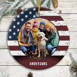 Patriotic Rustic American Anpassningsbar 2 Photo Julgransprydnad Keramik<br><div class="desc">Rustic American Flagga-julprydnad. Denna patriotiska stars och stripes-julamprydnad kommer att bli en välskattad keepsaké. Ornament är dubbla, du kan göra 2 favoritfoton, en på vardera sidan. Perfekt för militär, soldat julprydnad, militär veteran, patriotisk familj. Anpassa namn på framsidan och dejta på baksidan. COPYRIGHT © 2020 Judy Burrows, Black Hund Art...</div>