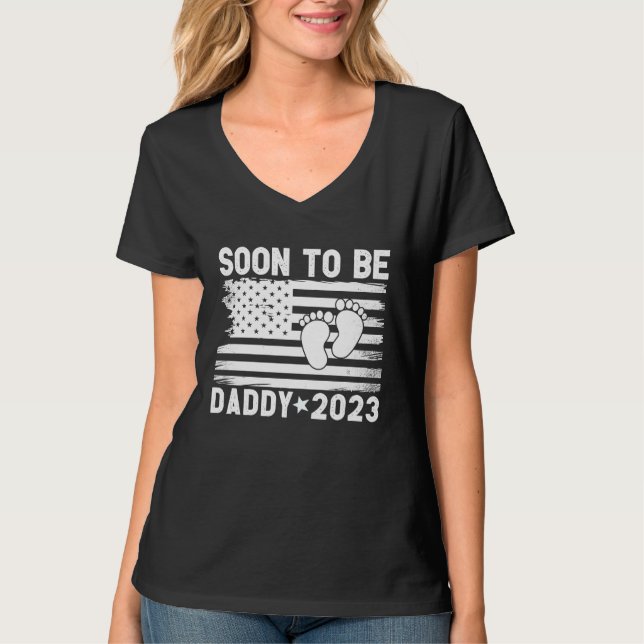Patriotic Soon to be Daddy 2023 expecting First Ti T Shirt (Framsida)