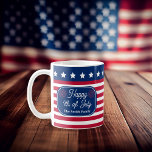 Patriotic U.S. Flagga Lycklig 4:e juli Familj Namn Kaffemugg<br><div class="desc">Vi presenterar vår patriotiska U.S. Flagga, "Lycklig 4:e juli", Namn-köksdekordesign i officiell United Stater färg, perfekt addition till din Independence day firande! Visa upp ert amerikanska pride i stil med den här designen som blandar patriotism med ett festligt luft. Vår flagga i USA fungerar som ett fet centralstycke för vilket...</div>