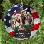 Patriotic USA American Flagga Personlig 2 Photo Julgransprydnad Keramik<br><div class="desc">Amerikanska Flagga julprydnad. Denna patriotiska stars och stripes-julamprydnad kommer att bli en välskattad keepsaké. Ornament är dubbla, du kan göra 2 favoritfoton, en på vardera sidan. Perfekt för militär, soldat julprydnad, militär veteran, patriotisk familj.. Anpassa namn på framsidan och dejta på baksidan. COPYRIGHT © 2020 Judy Burrows, Black Hund Art...</div>
