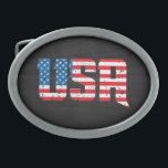 Patriotic USA i Red, White och Blue<br><div class="desc">Visa ditt amerikanska pride med denna Made in the USA bälte-låsbeslag, med en fetstilt röd, vit och blå "USA"-design i ett tåligt, grymt, grymt stil-plågat mönster. Det mäktiga stars och stripes i texten symboliserar styrka, uthållighet och enighet, och klarar alla utmaningar. Denna utformning fångar patriotismens ohejdbara anda och påminner oss...</div>