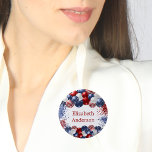 Patriotic USA rött vitt blått flagga namn bricka Knapp<br><div class="desc">Vit bakgrund. Dekorerad med patriotiska ballonger av färgad i rött blått och vitt. Blåa och röda gnistor. Anpassa och lägg till ett namn.</div>