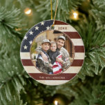 Patriotic Vintage American Flagga Photo Namn Julgransprydnad Keramik<br><div class="desc">Visa din patriotism med ett foto och namn på den här vintagen amerikanska flagga. Perfekt för en militärfamiljefoto med namn och år. PHOTO TIP: För snabbaste/bästa resultat väljer du ett foto med subjekt i mitten och/eller före skörd till kvadratisk form FÖRE uppladdning och fyller det bildutrymme som finns perfekt. Du...</div>