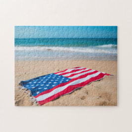 Patriotisk amerikansk flagg strandhandduk på sande pussel