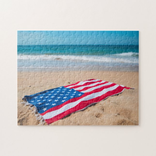 Patriotisk amerikansk flagg strandhandduk på sande pussel (Horisontell)
