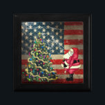 Patriotisk amerikansk Flagga, Santa och Julgran Minnesask<br><div class="desc">Denna patriotiska julklapp i helgdag har en plågad amerikansk flagga med Jultomten tittar i Julgran. -</div>