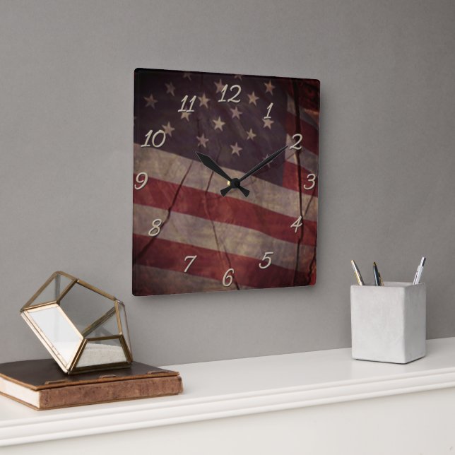 Patriotisk amerikansk flaggdel över rustik sprucke fyrkantig klocka (Kontor)
